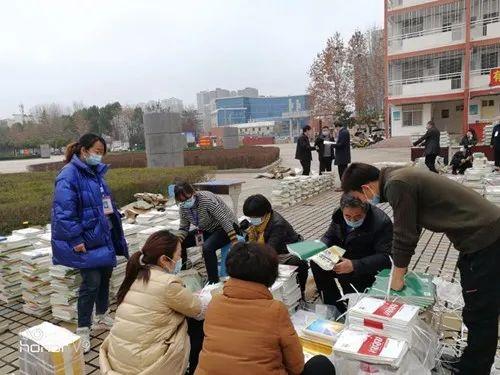 西峡一高免费为全校8745名学生邮寄新教材